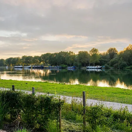 Holiday home Waterside Elegance Retreat