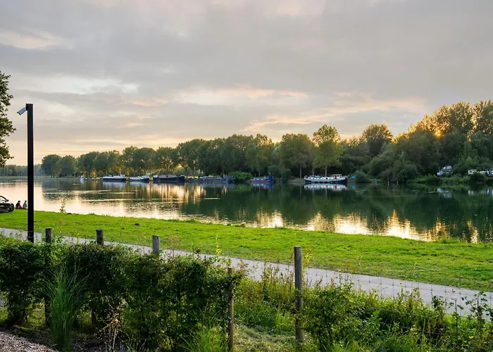 Nyaraló Waterside Elegance Retreat